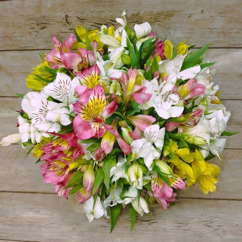 Arranjo de Astromélias Coloridas no Vaso de Vidro Arranjo de Astromélias Coloridas no Vaso de Vidro