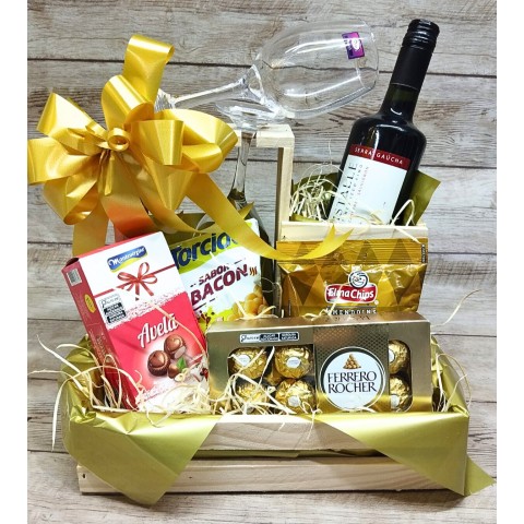 Vinho com Taças + Aperitivo e Chocolates no Suporte de Madeira 