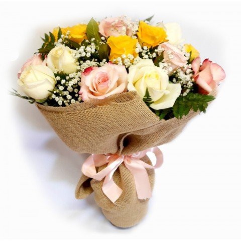 Buquê Colorido com 12 Rosas na Juta 