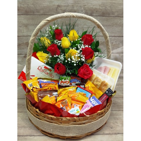 Cesta de Café Especial c/ 40 itens + Arranjo de Rosas + Chocolate