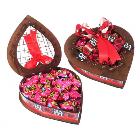 CORAÇÃO DE MADEIRA COM 20 BOMBONS