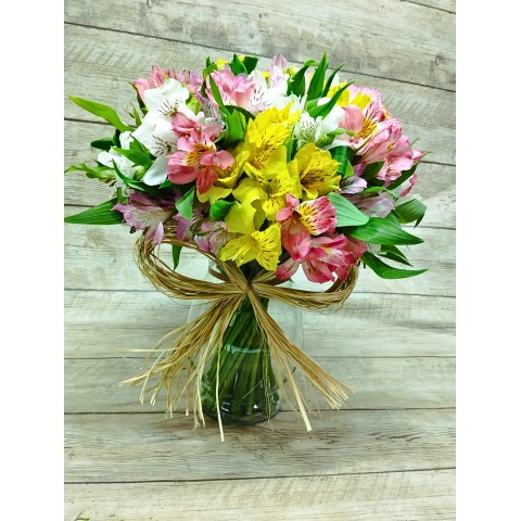 Arranjo de Astromélias Coloridas no Vaso de Vidro