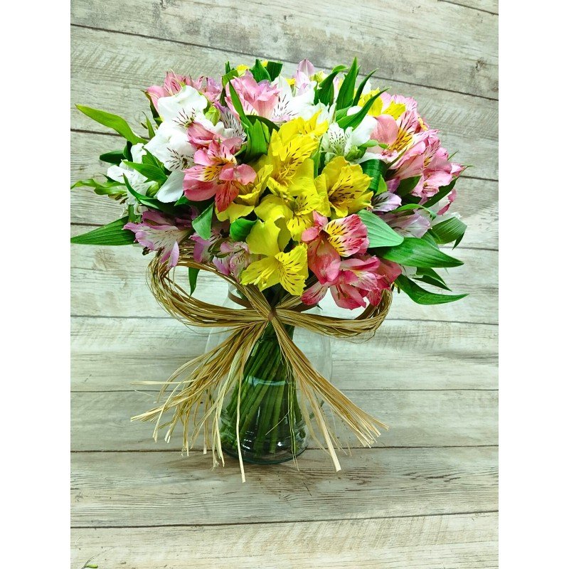 Arranjo de Astromélias Coloridas no Vaso de Vidro